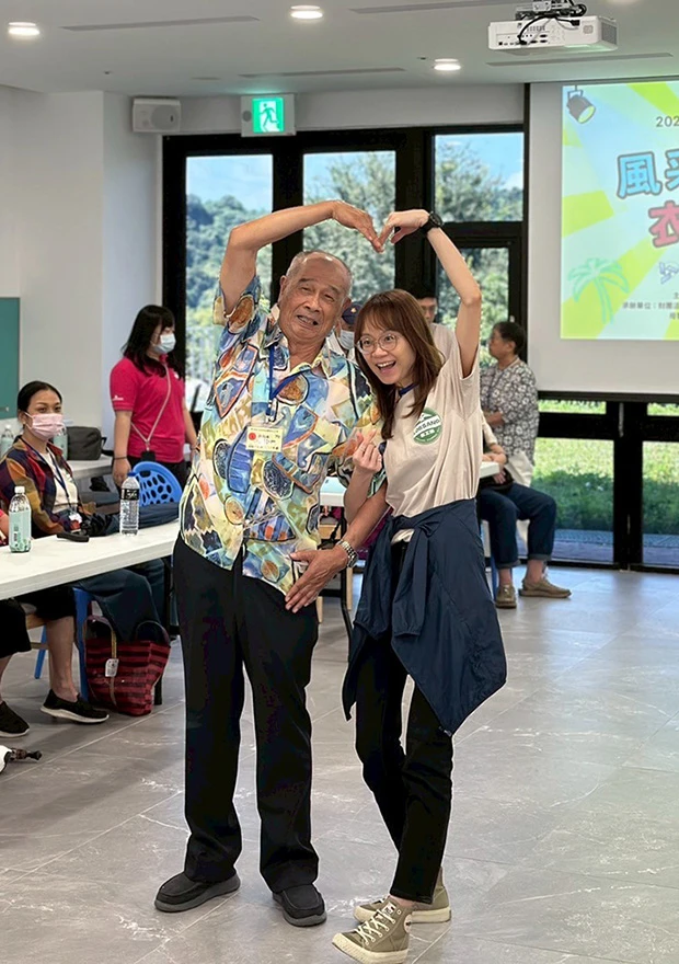 不論是身高和氣質都像真的祖孫欸! 志工和爺爺兩人一組走秀擺pose