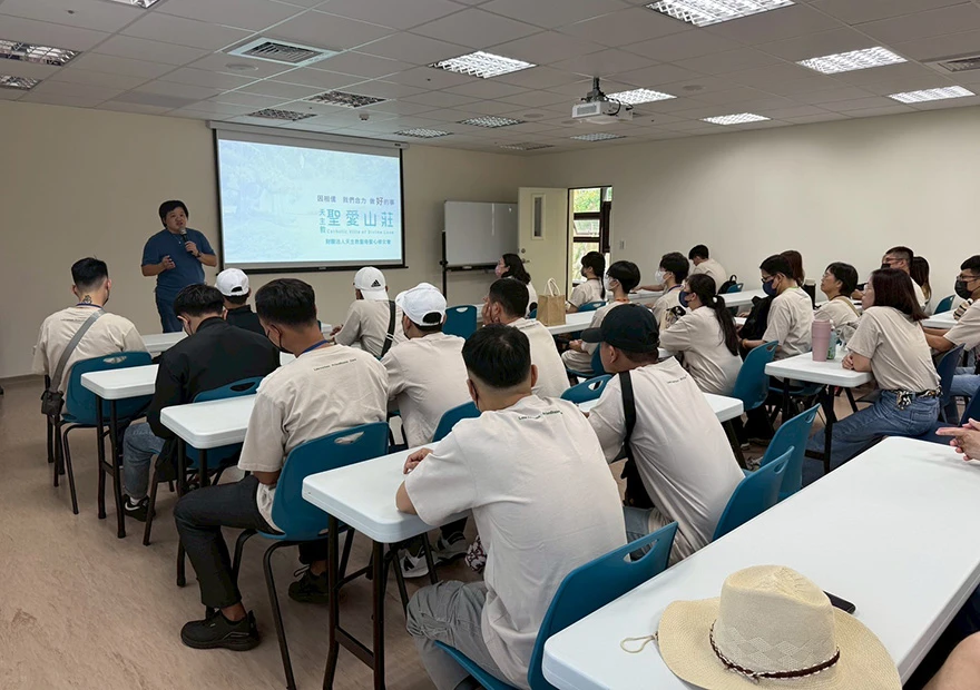 曉明社工為台下的羅布森志工們上課