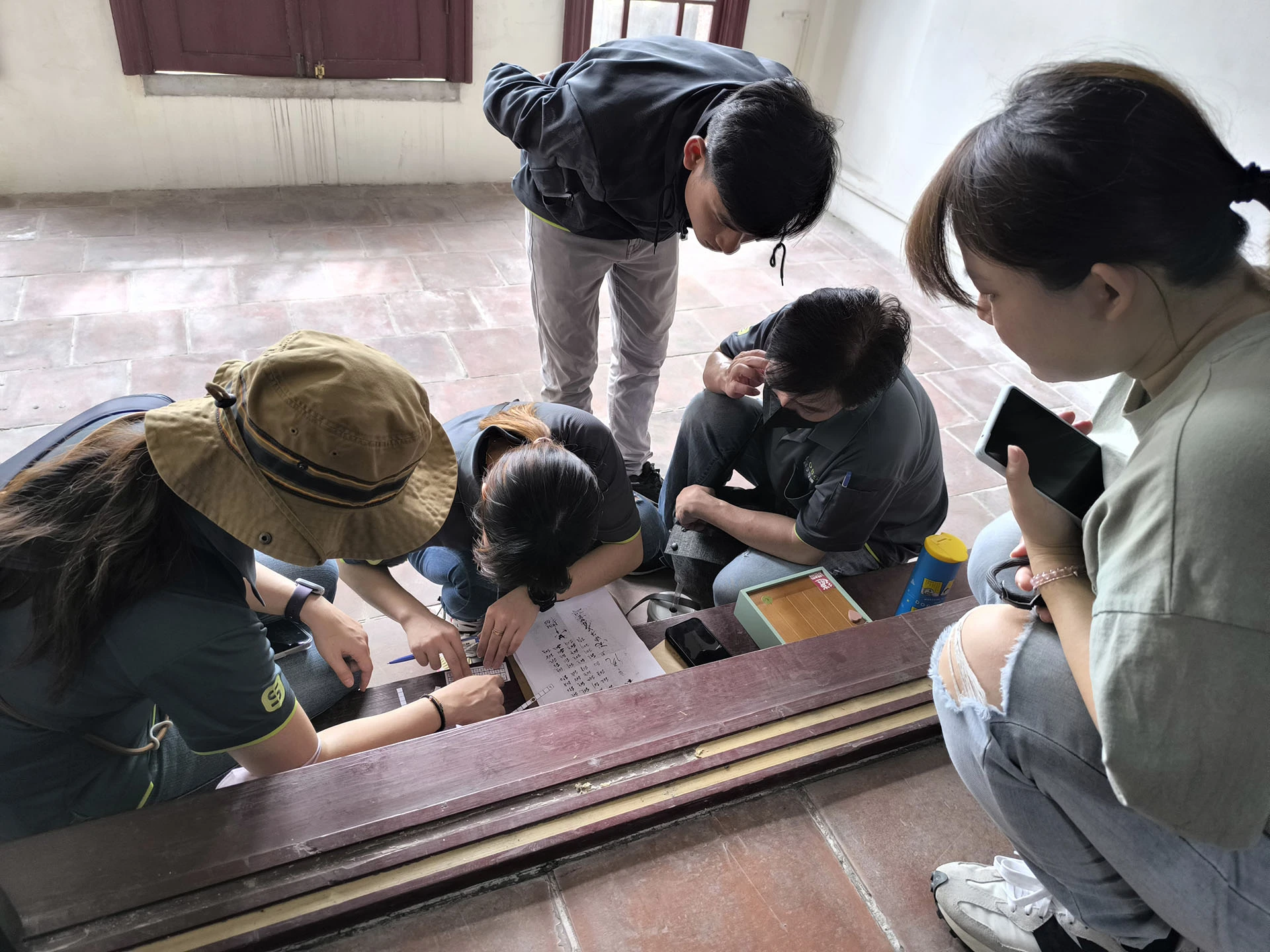 跨部門隨機分組,簡直是默契大考驗 隊員們神情專注,互相討論合作解謎