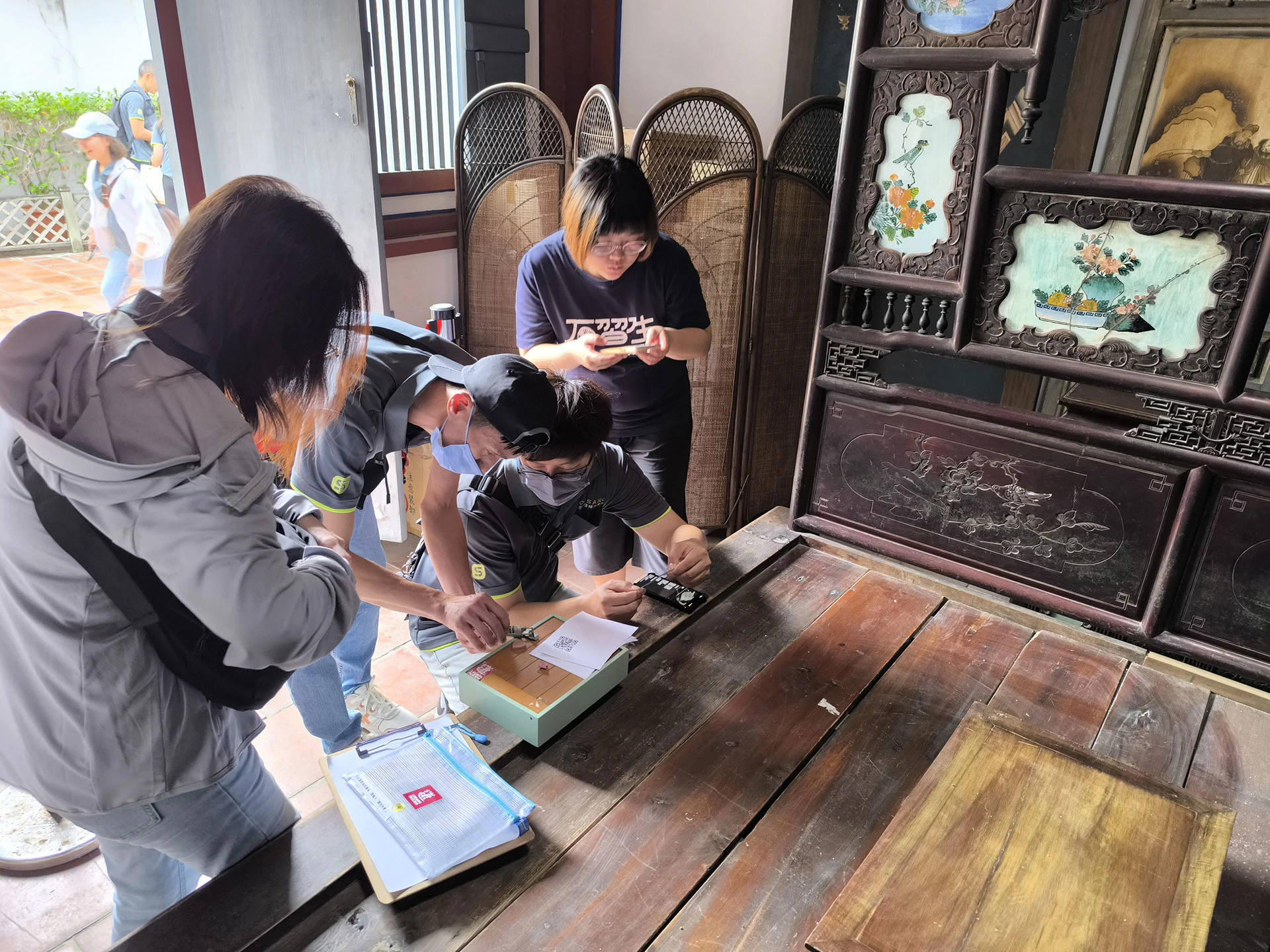在大熱天解謎,考驗大家的耐力和團結力 組員們在小房間試圖解開眼前的謎題