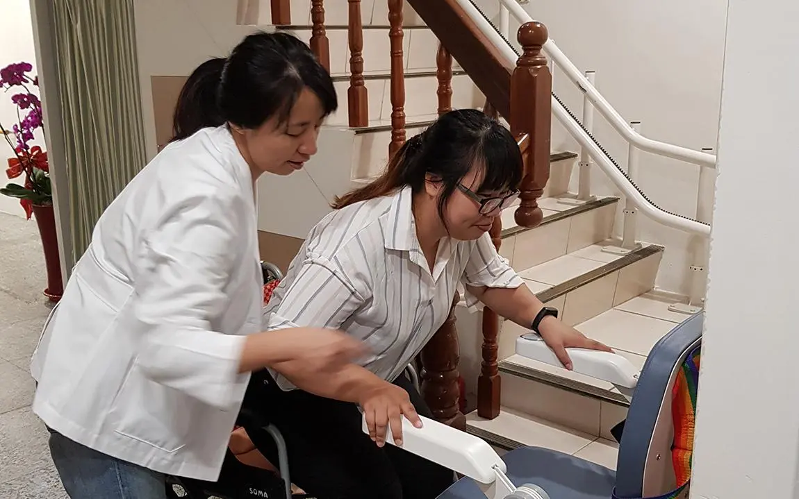 輪椅到升降椅的移位教學─花蓮復健科診所示範