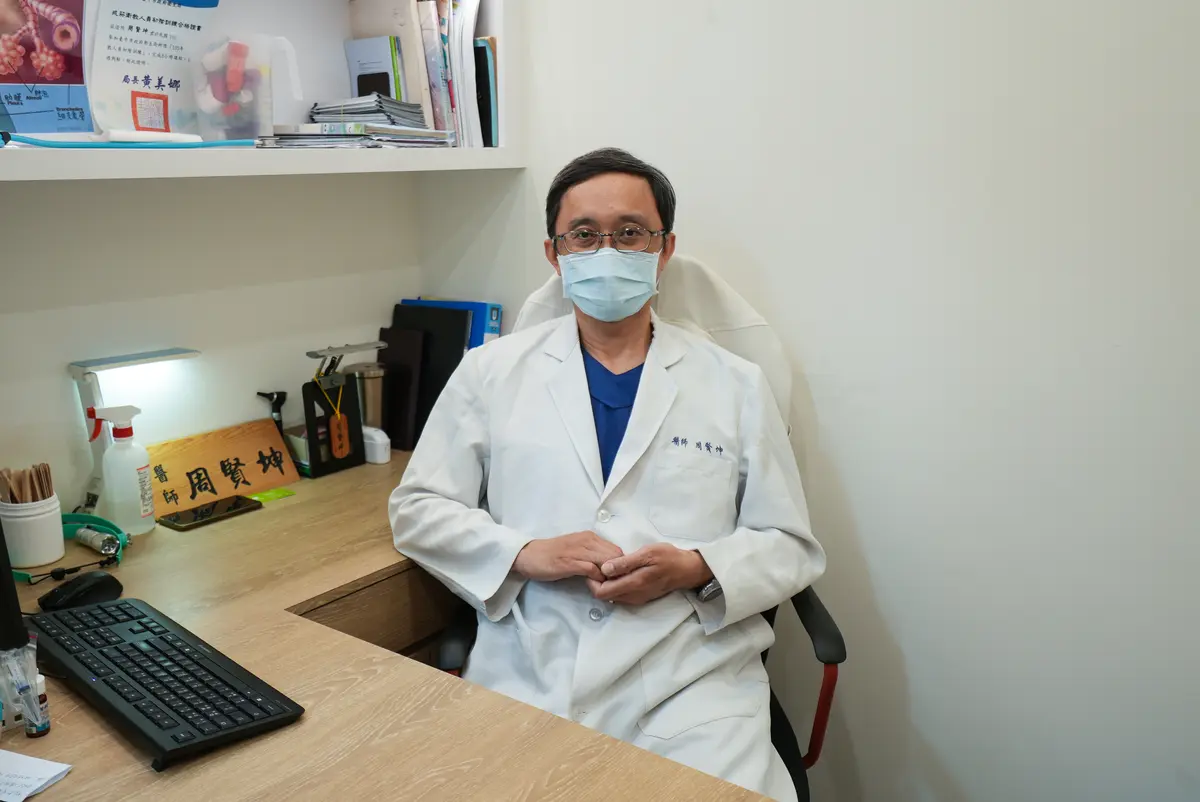 濟弘診所胸腔內科周醫師在診間受訪